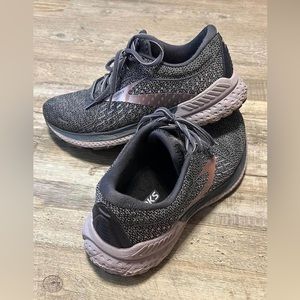 Brooks size 9 women’s tennis shoe